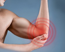 Причины боли в локте при поднятии тяжестей и нагрузке — эффективное лечение
