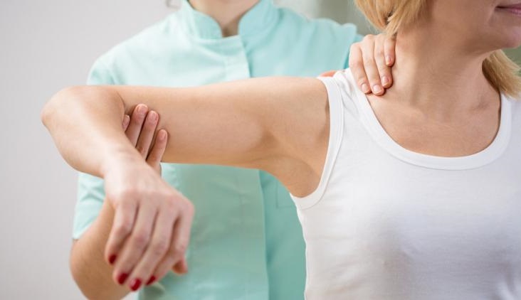 Болит рука в плечевом суставе при поднятии руки причины и лечение thumbnail