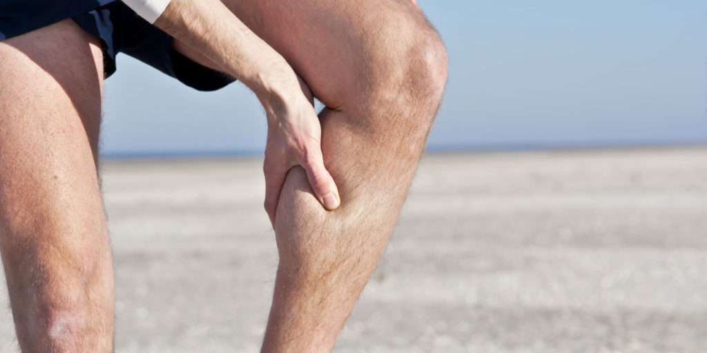 Боль и судороги в ногах — комплексная проблема, вызывать которую могут различные изменения в организме