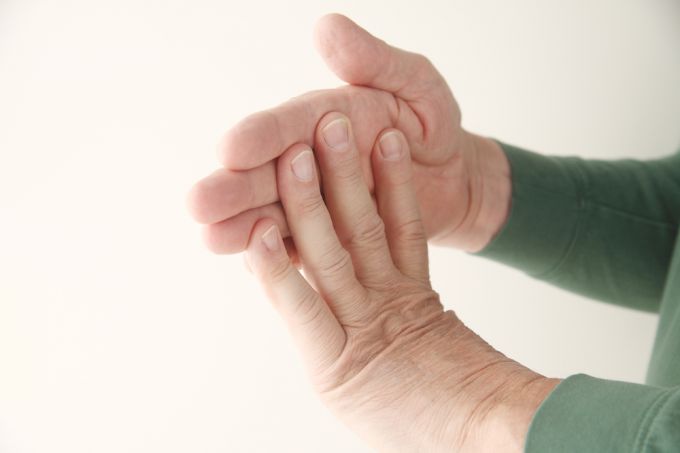 Пальцы могут неметь из-за защемления нервных корешков при шейном остеохондрозе