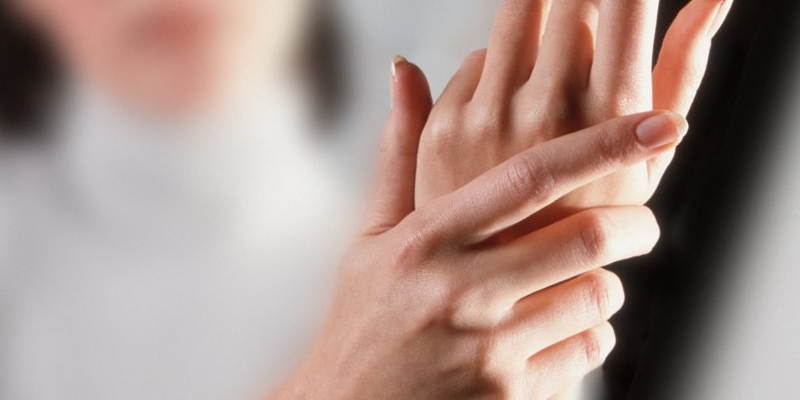 Пальцы немеют из-за недостатка питательных веществ и кислорода, вызывающего сбои в нервных проводимостях