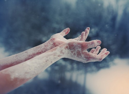 Пальцы немеют из-за сужения сосудов под воздействием холода