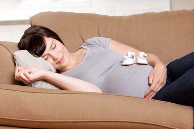Правильная поза для сна во время беременности очень важна