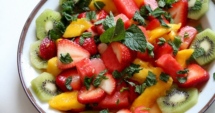 Из свежих ягод и фруктов можно сделать вкусный салат